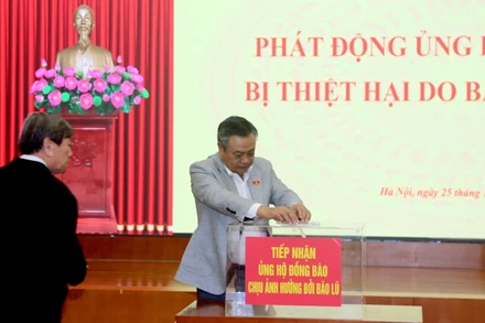 Đồng chí Trần Sỹ Thanh, Ủy viên Trung ương Đảng, Chủ nhiệm Ủy ban Kiểm tra Trung ương, ủng hộ tại Lễ phát động.