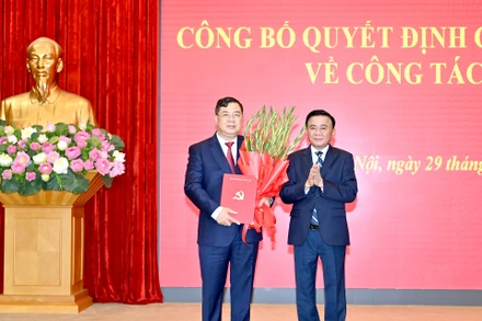 Thường trực Ban Bí thư Trần Cẩm Tú trao Quyết định của Bộ Chính trị bổ nhiệm đồng chí Phạm Gia Túc giữ chức Chánh Văn phòng Trung ương Đảng. (Ảnh ĐĂNG KHOA)