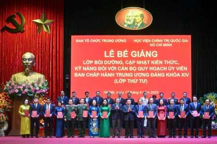 Các đồng chí Lê Minh Hưng, Nguyễn Xuân Thắng trao chứng nhận tốt nghiệp cho các học viên. (Ảnh: THỦY NGUYÊN)