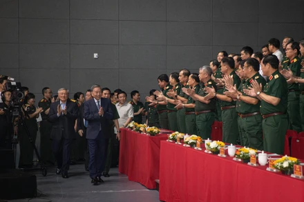 Các đại biểu chào mừng Tổng Bí thư Tô Lâm cùng các đồng chí lãnh đạo Đảng, Nhà nước dự chương trình giao lưu nghệ thuật "Khắc ghi lời Bác - vang nhịp quân hành". (Ảnh: SƠN TÙNG)