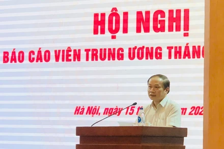 Đồng chí Phạm Tất Thắng, Ủy viên Trung ương Đảng, Phó Trưởng ban Tuyên giáo và Dân vận Trung ương phát biểu tại hội nghị.