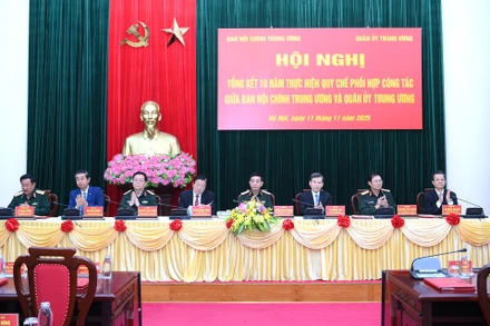 Các đồng chí chủ trì hội nghị. (Ảnh ĐĂNG KHOA)