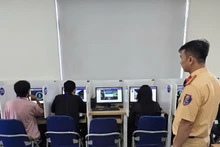 Học viên thuộc các đơn vị vận tải tham gia sát hạch bằng lái xe. (Ảnh: QUÝ HIỀN)