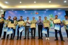 Sở Xây dựng Thành phố Hồ Chí Minh cùng Trung tâm Quản lý Giao thông công cộng vinh danh 30 cá nhân tiêu biểu là lái xe và nhân viên phục vụ xe buýt. (Ảnh: QUÝ HIỀN)