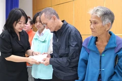 Giám đốc Báo và Phát thanh, Truyền hình Khánh Hòa Thái Thị Lệ Hằng trao các suất quà cho người dân phường Nam Nha Trang.