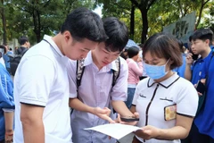 Thí sinh trao đổi sau buổi thi Ngữ văn sáng 26/6 (Ảnh: HỒNG VÂN)