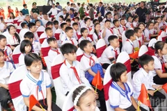 Học sinh tại lễ khởi công xây dựng Trường phổ thông nội trú liên cấp tiểu học và trung học cơ sở Hạnh Lâm (xã Hạnh Lâm, Nghệ An) (Ảnh: ĐÌNH PHƯỢNG)