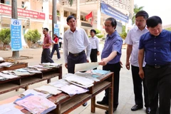 Nhiều sách vở, tài liệu bị hư hỏng do mưa lũ, úng ngập. Trong ảnh: Bộ trưởng Giáo dục và Đào tạo Nguyễn Kim Sơn tới thăm Trường trung học phổ thông chuyên Thái Nguyên