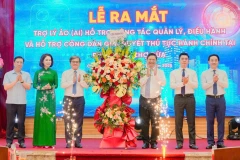 Các đại biểu bấm nút ra mắt trợ lý ảo AI hỗ trợ công tác quản lý, điều hành và hỗ trợ công dân giải quyết thủ tục hành chính. 