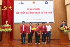 Bốn học sinh Đội tuyển quốc gia Việt Nam dự thi Olympic Sinh học quốc tế (IBO) năm 2025 cùng Phó Cục trưởng Cục Quản lý chất lượng, Bộ Giáo dục và Đào tạo tại buổi lễ xuất quân (Ảnh: Trường đại học Sư phạm Hà Nội)