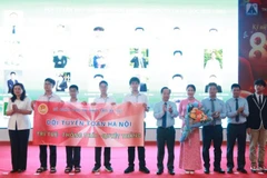 Đội tuyển Toán và các lãnh đạo Sở Giáo dục và Đào tạo Hà Nội (Ảnh: Sở Giáo dục và Đào tạo Hà Nội)
