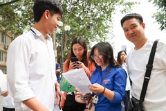 Thí sinh phấn khởi ra khỏi điểm thi sau bài thi môn Ngoại ngữ chiều 7/6 (Ảnh: ĐẠI THẮNG)