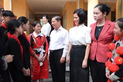 Thứ trưởng Giáo dục và Đào tạo Lê Tấn Dũng thăm hỏi học sinh, giáo viên Trường phổ thông dân tộc nội trú trung học cơ sở và trung học phổ thông Chiêm Hóa. (Ảnh: TRẦN HIỆP)