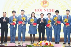 Phó Chủ tịch Thường trực Hội đồng nhân dân thành phố Hà Nội, nguyên Giám đốc Sở Giáo dục và Đào tạo Hà Nội Trần Thế Cương cùng lãnh đạo Sở Giáo dục và Đào tạo Hà Nội tặng hoa cho 6 học sinh đội tuyển IJSO 2025 (Ảnh: Sở GDĐT Hà Nội)