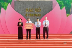 Tổng Bí thư Tô Lâm trao tượng trưng kinh phí xây dựng Trường phổ thông nội trú liên cấp tiểu học & THCS xã Thanh Thủy. (Ảnh: Bộ Giáo dục và Đào tạo)