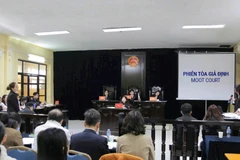 Sinh viên ngành Luật Trường đại học Mở Hà Nội trong giờ thực hành diễn án.