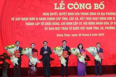 Đại tướng Phan Văn Giang trao các quyết định cho Bí thư và các Phó Bí thư Tỉnh ủy Đồng Tháp (mới) (Ảnh: TTXVN)