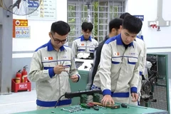 Học viên trong giờ thực hành nghề công nghệ ô-tô (Ảnh: THU TRANG)