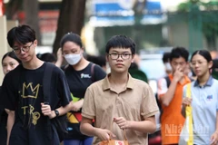 Thí sinh tham dự Kỳ thi vào lớp 10 Trường THCS và THPT Nguyễn Tất Thành năm học 2025-2026, sáng 14/6. 