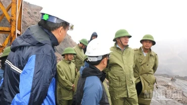 Tổng Giám đốc TKV Vũ Anh Tuấn (thứ 2 từ phải sang) kiểm tra công tác ứng phó bão số 3 tại các đơn vị khai thác than vùng Quảng Ninh.
