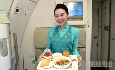Tiếp viên Vietnam Airlines phục vụ suất ăn đặc biệt với vải trứng Hưng Yên - nông sản đạt chuẩn VietGAP, OCOP 4 sao - trong chiến dịch quảng bá ẩm thực vùng miền trên không.