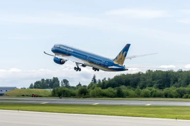 Chuyến bay VN158 ngày 16/6 của hãng hàng không Vietnam Airlines hành trình từ Đà Nẵng đi Hà Nội đã phải chuyển hướng hạ cánh xuống sân bay Phú Bài (Huế) để kịp thời cấp cứu một nữ hành khách gặp vấn đề sức khỏe. (Ảnh minh họa)