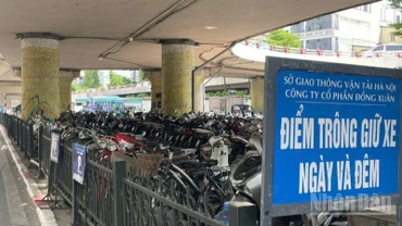 Một bãi trông giữ xe dưới gầm cầu tại Hà Nội.