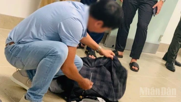 Kiểm tra trực quan hành lý của hành khách N.C.H.