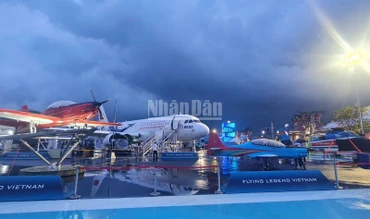 Với thông điệp “Cùng non sông cất cánh”, không gian được thiết kế như một chuyến bay trải nghiệm, tái hiện 30 năm hình thành và phát triển của Hãng hàng không quốc gia Việt Nam.