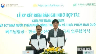 Ông Lê Minh Tuấn, Phó trưởng ban Dịch vụ Hành khách (Vietnam Airlines) và ông Kim Kyoung Cheol, Giám đốc khu vực ASEAN (aT) trao biên bản hợp tác.