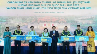 Mười hành khách may mắn được nhận vé khứ hồi hạng nội địa phổ thông.