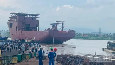 Hạ thủy thành công tàu dịch vụ năng lượng vượt tiến độ 1 tháng.