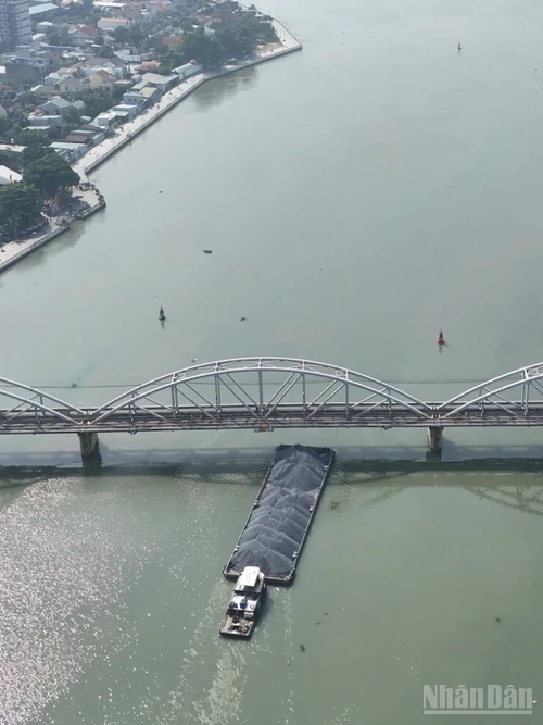 [Ảnh] Khẩn trương khắc phục hậu quả sà lan đâm cầu Ghềnh