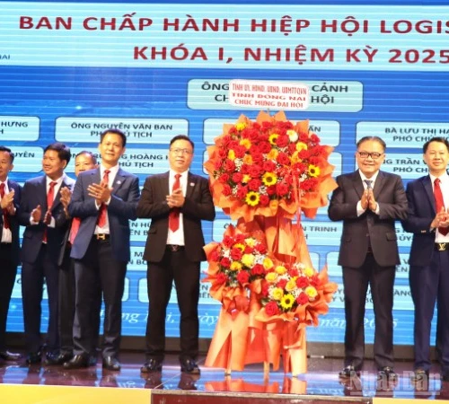 Phó Chủ tịch Thường trực Ủy ban nhân dân tỉnh Đồng Nai Nguyễn Kim Long tặng hoa chúc mừng Ban Chấp hành Hiệp hội logistics Đồng Nai lần thứ I.