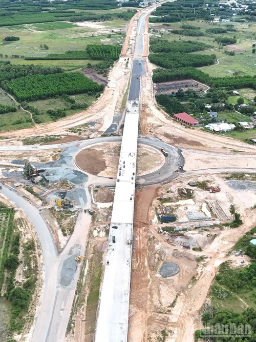 Các đơn vị thi công đang "chạy nước rút" để có thể thông xe kỹ thuật cao tốc Biên Hòa-Vũng Tàu và Vành đai 3-Thành phố Hồ Chí Minh trước ngày 19/12/2025. 