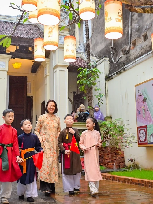 Người dân phố cổ Hà Nội cảm nhận hương vị Tết xưa tại đình Kim Ngân (Hà Nội).