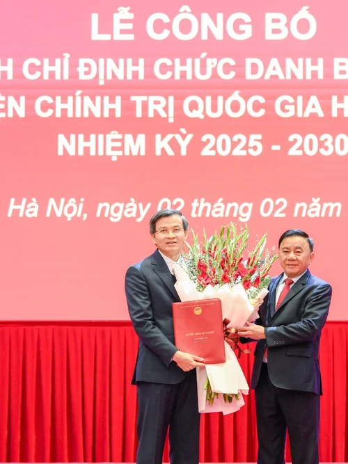 Thường trực Ban Bí thư Trần Cẩm Tú trao Quyết định và tặng hoa chúc mừng đồng chí Đoàn Minh Huấn.