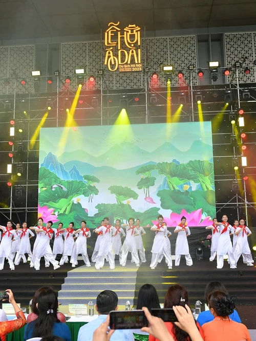 Tiết mục nhảy Zumba “Tự hào tiếp bước tương lai – Tôi là người Việt Nam” của Hội Liên hiệp Phụ nữ xã Vĩnh Thanh.