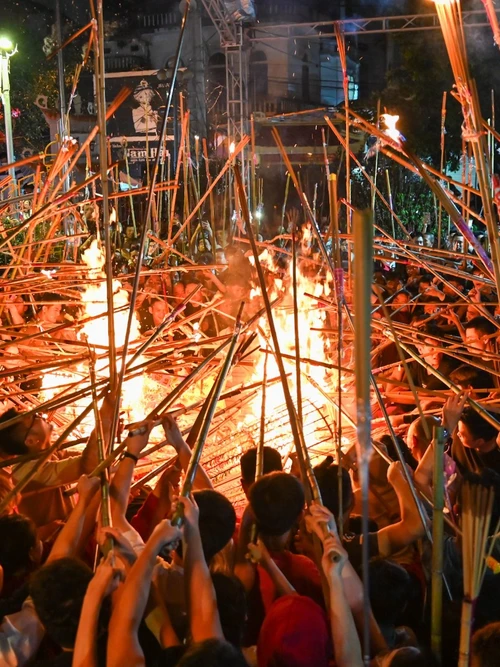 Người dân nơi đây quan niệm, lấy được lửa thiêng ở làng về tức là lấy được lộc mà Thành Hoàng ban cho.