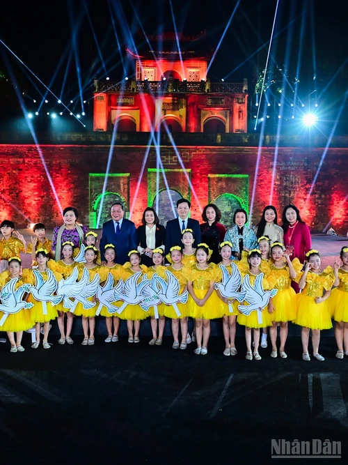 Các đồng chí lãnh đạo Đảng, Nhà nước và thành phố Hà Nội tham dự Lễ khai mạc Festival Thăng Long-Hà Nội 2025.