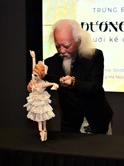 Nghệ sĩ Dương Văn Học trình diễn tiết mục Rối độc diễn "Cái chết của thiên nga".