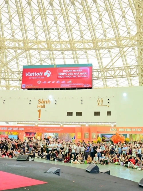 Không chỉ mua sắm, đến với Hội chợ Mùa thu 2025 người dân còn có thể xem nhiều hoạt động văn hóa giải trí như biểu diễn võ thuật, xiếc, ảo thuật, ca múa nhạc… được diễn ra liên tục.