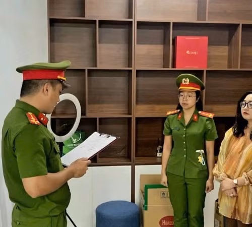 Cơ quan Cảnh sát điều tra Công an thành phố Đà Nẵng tống đạt Quyết định khởi tố bị can đối với đối tượng Lê Thị Oanh. (Ảnh: Công an cung cấp)