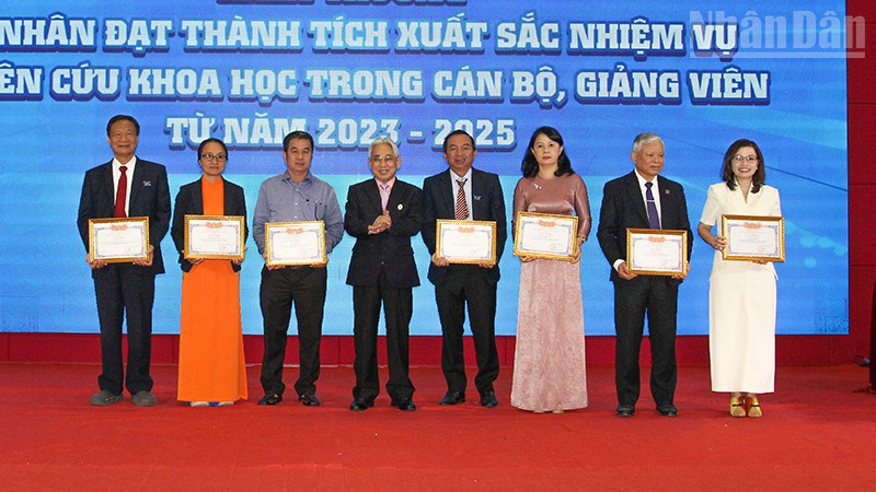 Khen thưởng cho các tập thể và cá nhân hoàn thành xuất sắc nhiệm vụ nghiên cứu khoa học. 