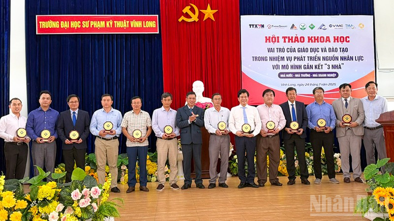 Đại biểu tham gia hội thảo. 