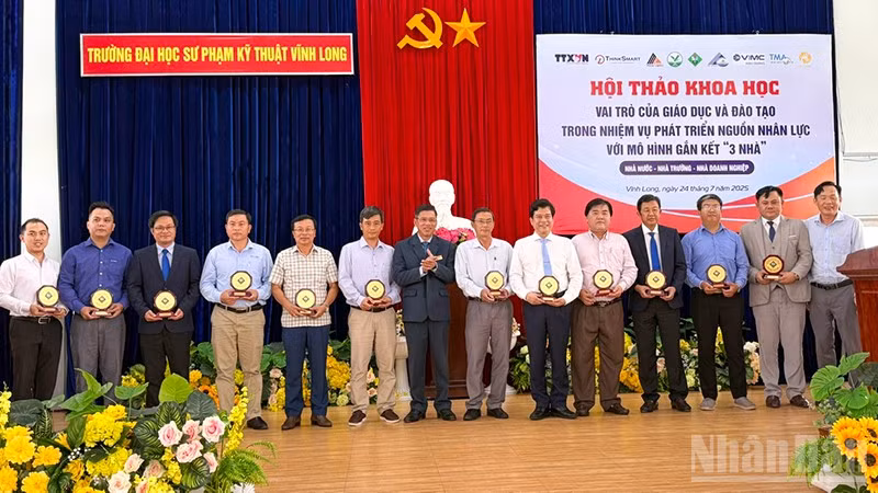 Đại biểu tham gia hội thảo. 