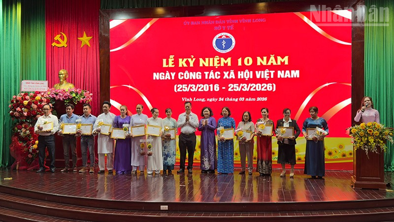 Tuyên dương những người làm công tác xã hội. 