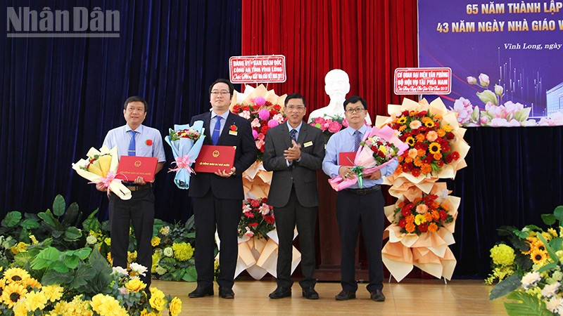 Trao quyết định công nhận 3 Phó Giáo sư. 