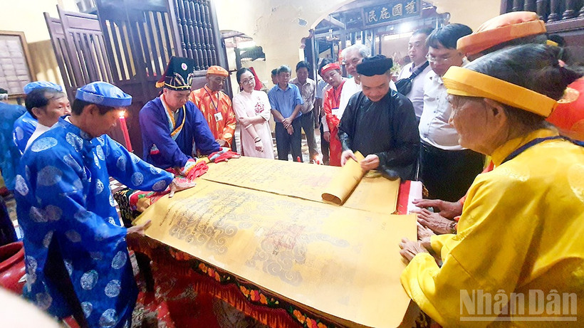 Công Thần Miếu Vĩnh Long vẫn còn lưu giữ 85 đạo sắc nguyên vẹn. 