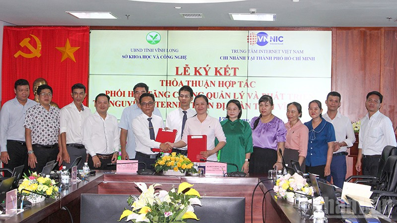 Hai bên thực hiện lễ ký kết hợp tác. 
